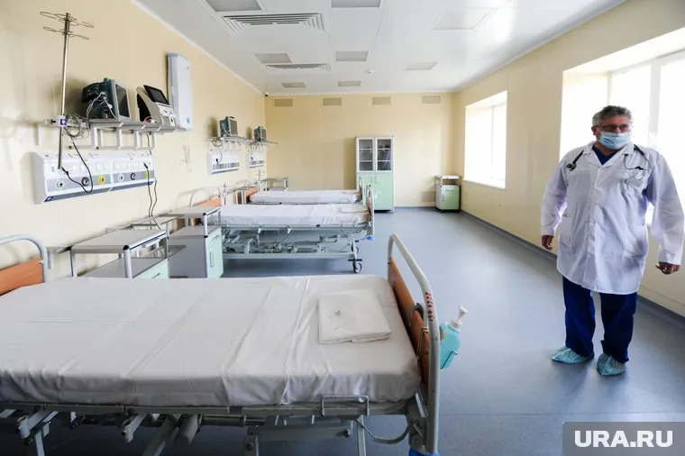 Пожилая женщина готовится к выписке