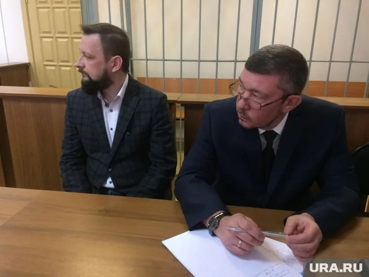 Гартмана (слева) арестовали в зале суда