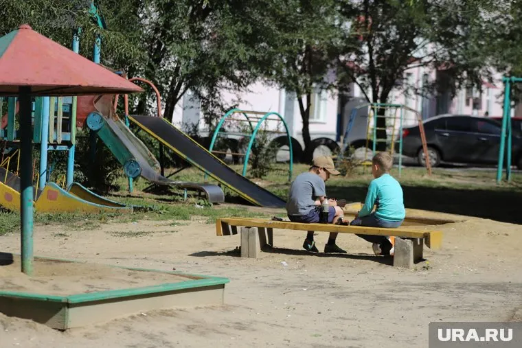 Дети травмируются на опасных детских площадках