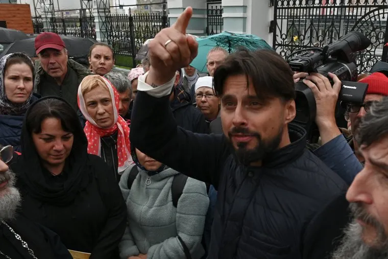 Сход сторонников Сергия у Епархии