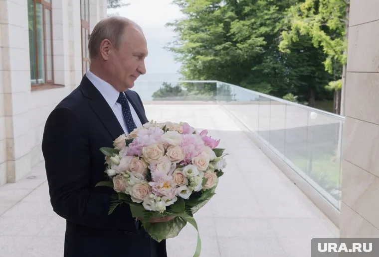 Владимир Путин подарил Меркель букет роз при встрече в Сочи