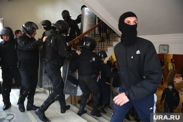 Кристиан Бжания говорит, что люди находятся в здании и по его периметру (фото из архива)