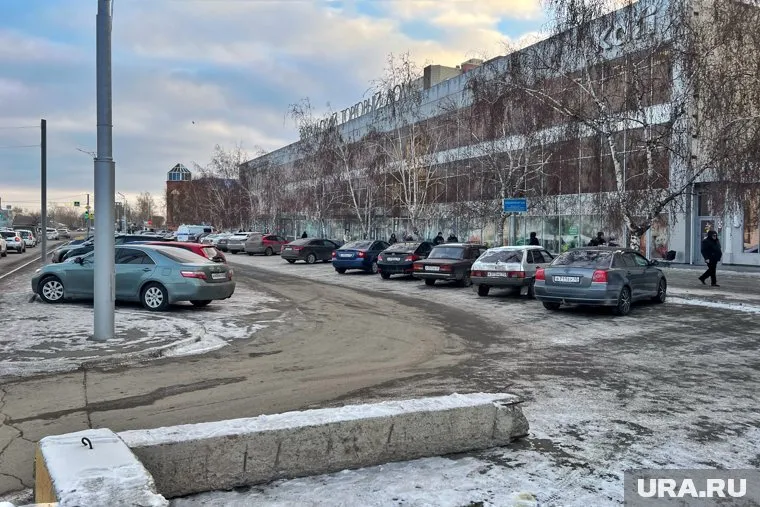 Ранее парковка возле ТЦ была закрыта