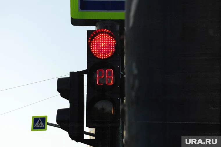 В Сургуте установили 17 новых светофоров для пешеходов