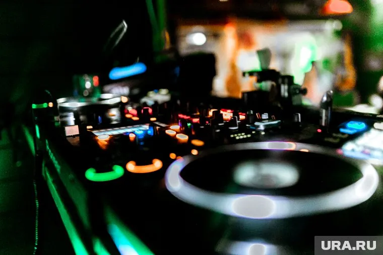 Во время шумной вечеринки столичные зумеры едва не разбили машину хозяина