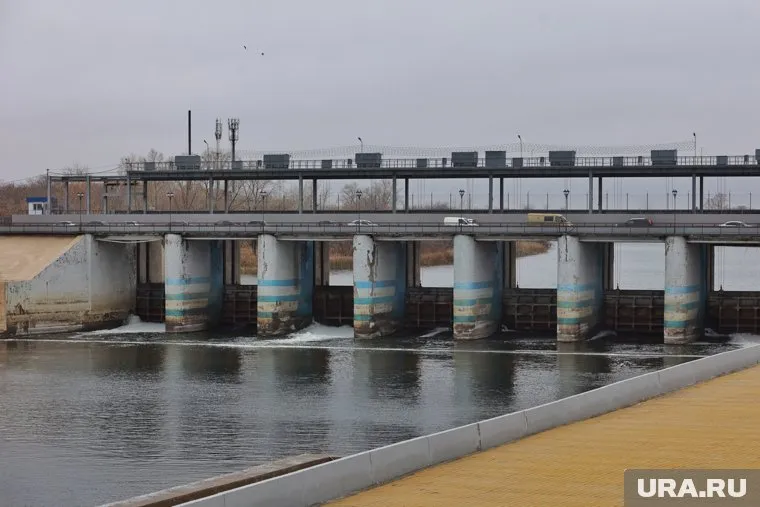 Ракета ВСУ попала в дамбу Каховской ГЭС