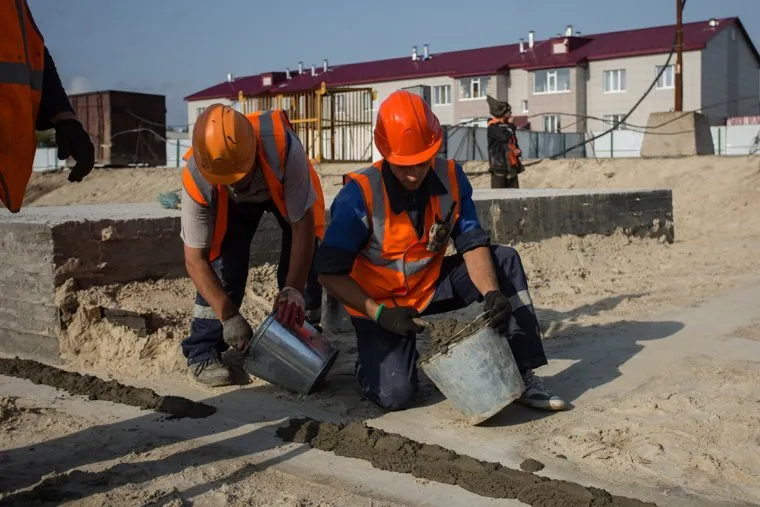 Визит губернатора ХМАО Натальи Комаровой в Сургутский район. Сургут, доходный дом, строители, стройка, сибпромстрой