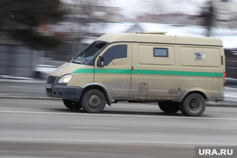 Фургон инкассаторов достали из кювета при помощи фуры (архивное фото)