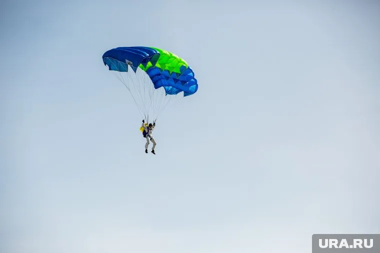 Группа парашютистов принимала участие в праздновании дня села