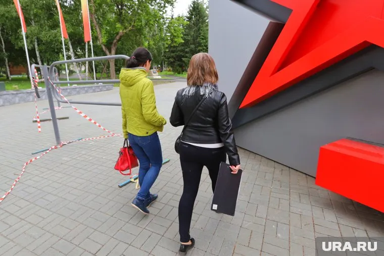 Жители могут зайти в парк Победы только через щель возле ограждения