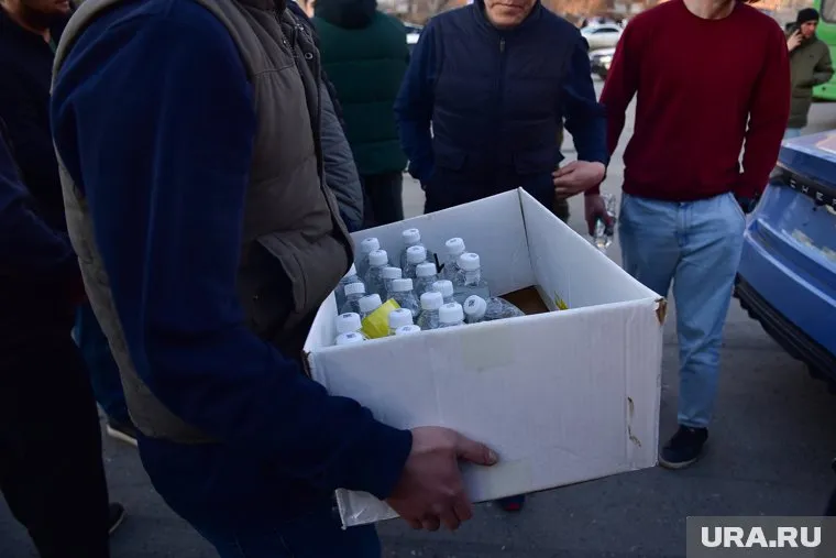 Роспотребнадзор нашел в магазинах ХМАО питьевую воду с истекшим сроком годности