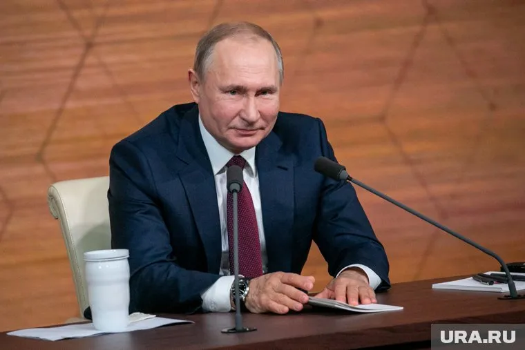 Владимир Путин обнял девушку, которая для него спела