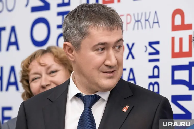 Дмитрий Махонин может писать двумя руками