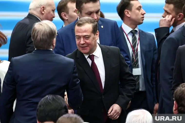 Дмитрий Медведев иронично высмеял ЕС за обеспокоенность визитом Владимира Путина в Монголию