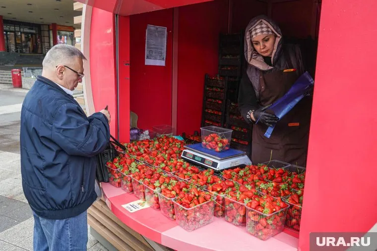 Продавцы клубники проверяют, за сколько люди готовы ее покупать, отметил Анатолий Тихонов