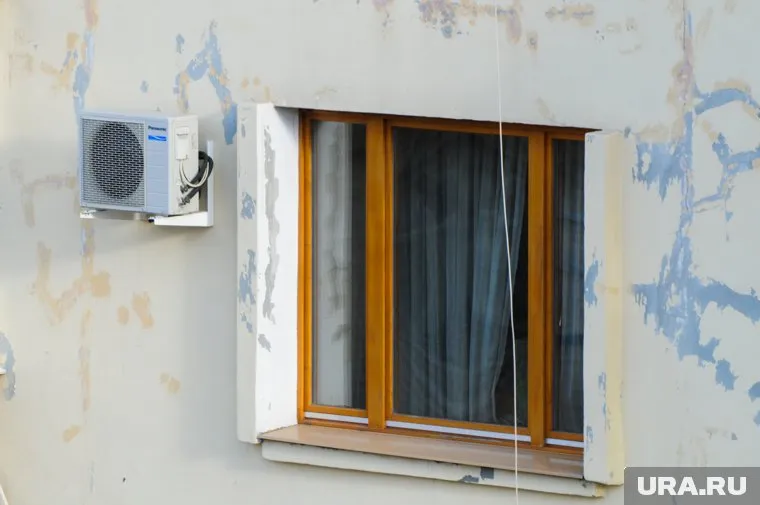 Ребенок выпал из окна первого этажа