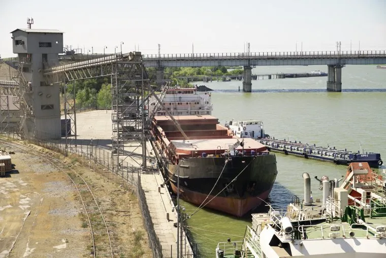 Погрузка зерна в Ростовском порту. Ростов на Дону