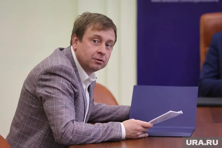 Машину передал депутат облдумы Максим Харлов