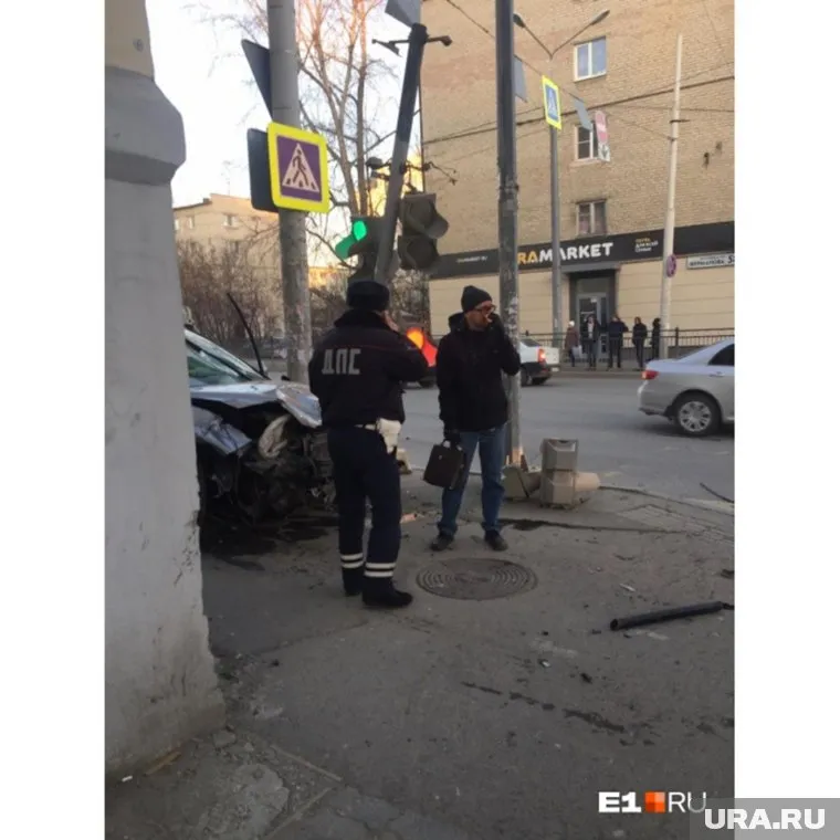 Владимир П. (с портфелем) при ударе о столб не пострадал