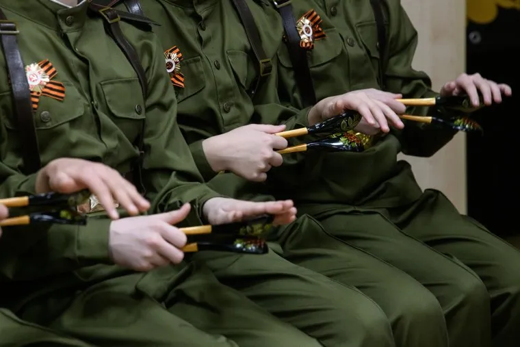 Полпред президента РФ в УрФО Артем Жога в школе № 17. Екатеринбург