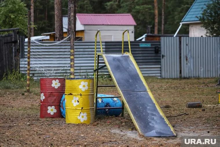 Некоторые площадки опасны для детей (архивное фото)