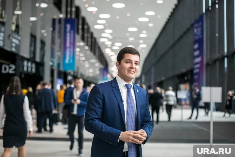 Дмитрий Артюхов помогает жительнице Волновахи восстановить разрушенный после обстрелов ВСУ дом