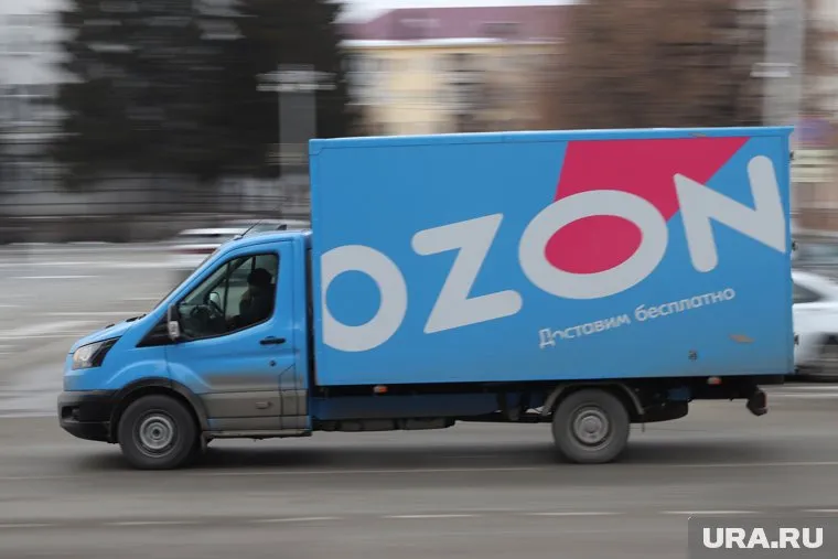 Газель компании OZON разделило на две части