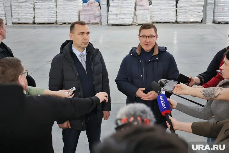 Губернатор Вадим Шумков (слева) и полпред Владимир Якушев (справа) поделились своим мнением во время общения с журналистами