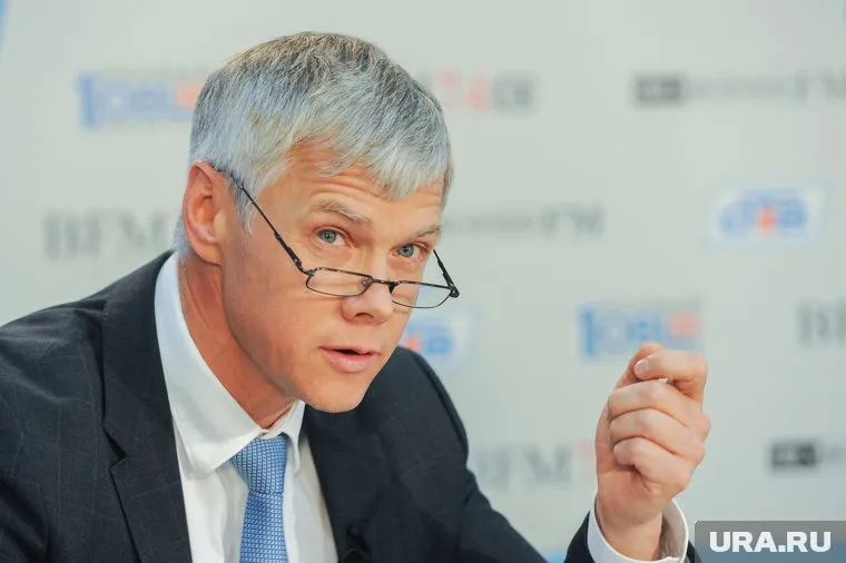 Валерий Гартунг наблюдает за утиной семьей со своими внуками