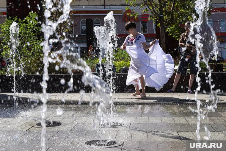 В жару россияне охлаждаются водой из сухих фонтанов