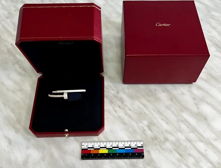 В багаже мужчины нашли сертификаты и коробки от Cartier