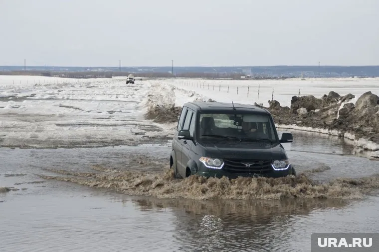 Автобусный маршрут закрыли, полноприводные автомобили есть не у всех, поэтому многие не могут добраться в соседний город