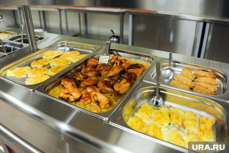 Поесть в столовой Госдумы обойдется в 500-800 рублей, заявили депутаты