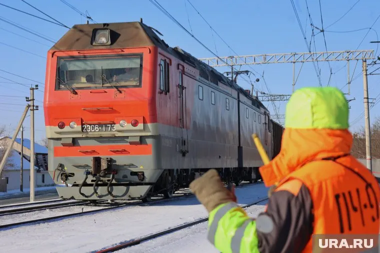 В Кургане ночью мужчина попал под грузовой поезд