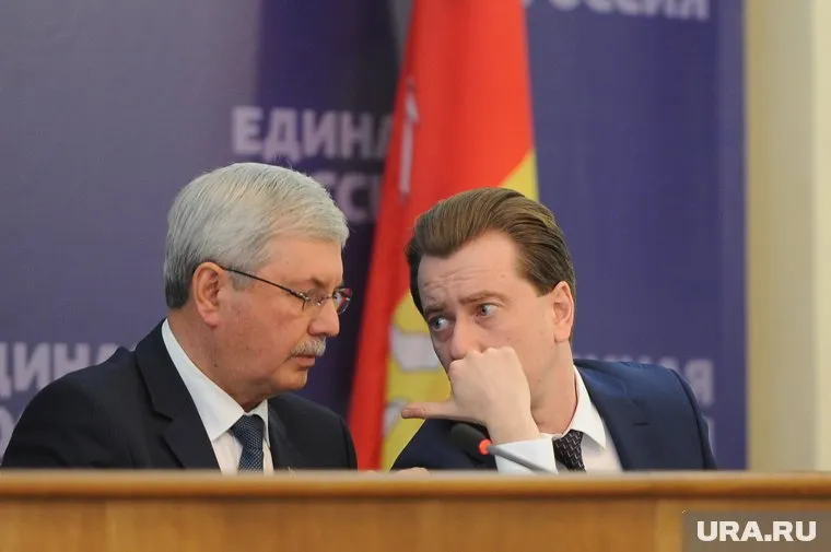 Владимир Мякуш (слева) получил новую должность, Владимир Бурматов остался в Генсовете «ЕР»