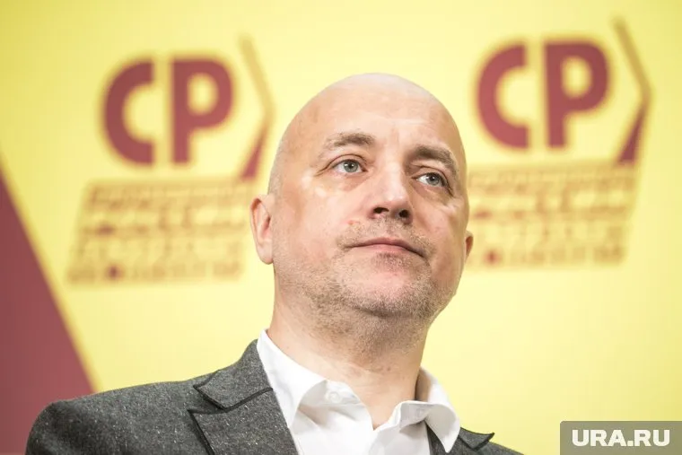 Захар Прилепин соблюдает юридические процедуры, чтобы передать мандат, отметила его представитель