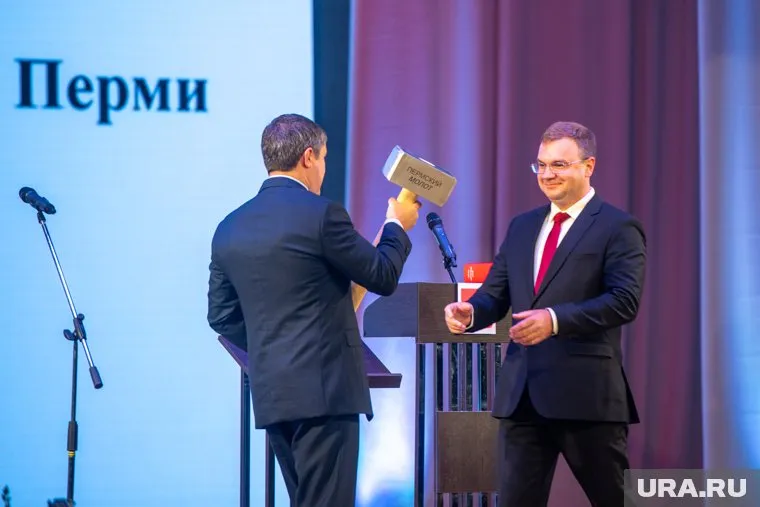 Дмитрий Махонин (слева) попросил Эдуарда Соснина (справа) аккуратно использовать кувалду