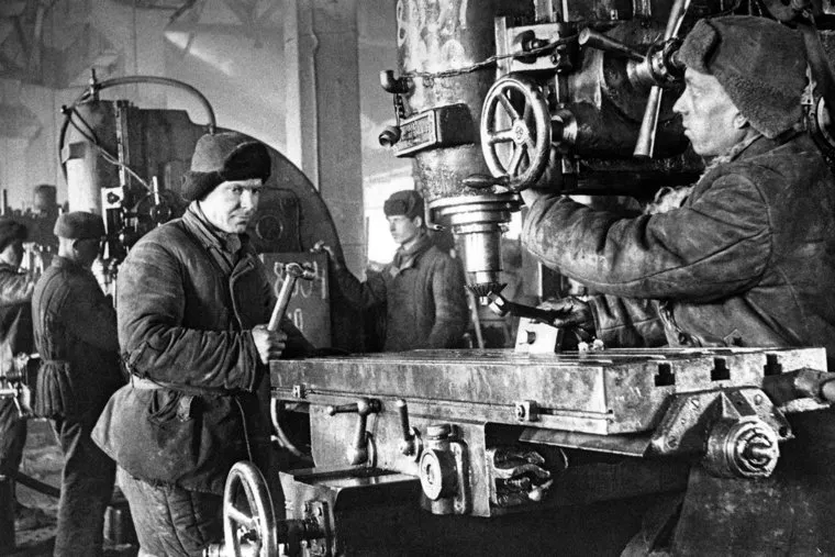 Во время войны люди работали почти без выходных
