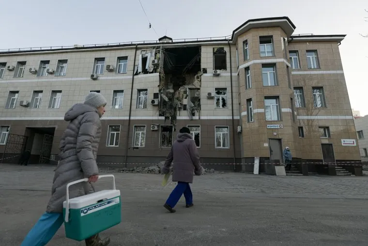 Последствия обстрела 10 корпуса на территории больницы Калинина. Донецк