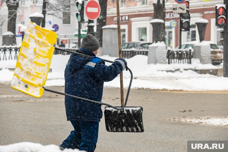 Дорожные рабочие сейчас работают в две смены