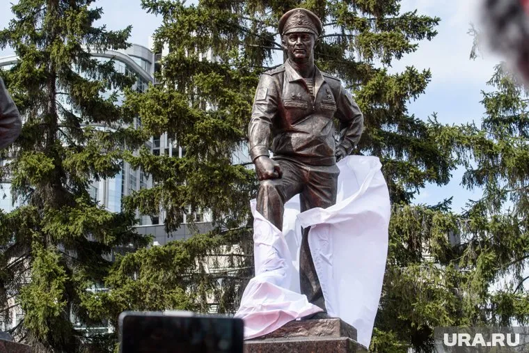 Памятник генерал-полковнику Валерию Востротину появился на Луначарского