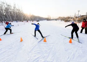В Ханты-Мансийске вскрыли гигантский сугроб высотой с четырехэтажный дом