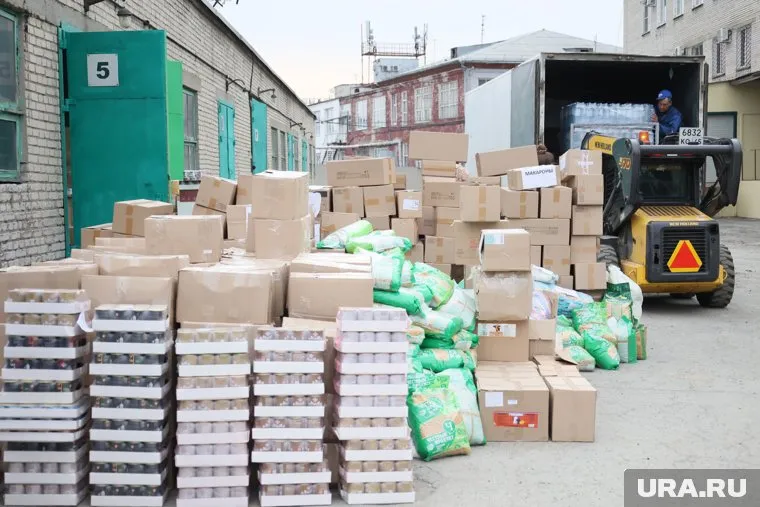 Жители города могут приносить в центр теплые вещи, нескоропортящиеся продукты питания или медикаменты