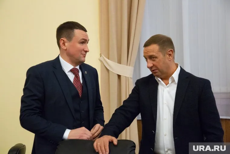 Депутат Алексей Салмин (справа) предложил принудительно вакцинировать сотрудников, которые работают с клиентами