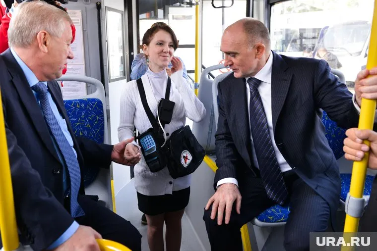 Сотрудники автобусного парка просят Евгения Тефтелева (слева) и Бориса Дубровского (справа) приехать и оценить масштаб проблемы