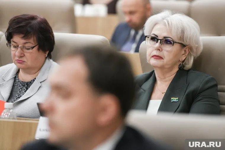 Александр Журавлева (справа) считает, что комиссией должна руководить ее коллега Татьяна Вяткина