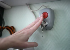 Учителям пермской школы, где прошла поножовщина, выдадут браслеты безопасности