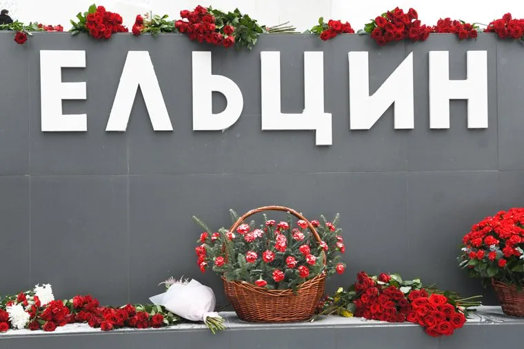 Возложение цветов к стеле у Ельцин Центра. Екатеринбург