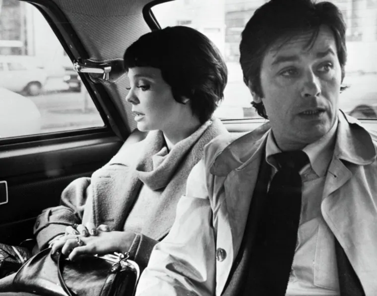 Наталья Белохвостикова (слева) в роли Мари и Ален Делон (справа) в роли инспектора Фоша на съемках фильма "Тегеран-43" режиссеров Александра Алова и Владимира Наумова.