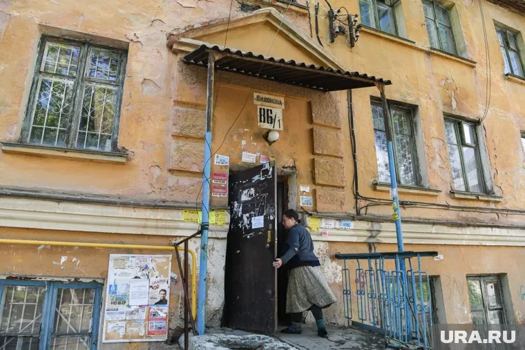 Рабочие начали снимать двери и оконные рамы в доме на Вилонова